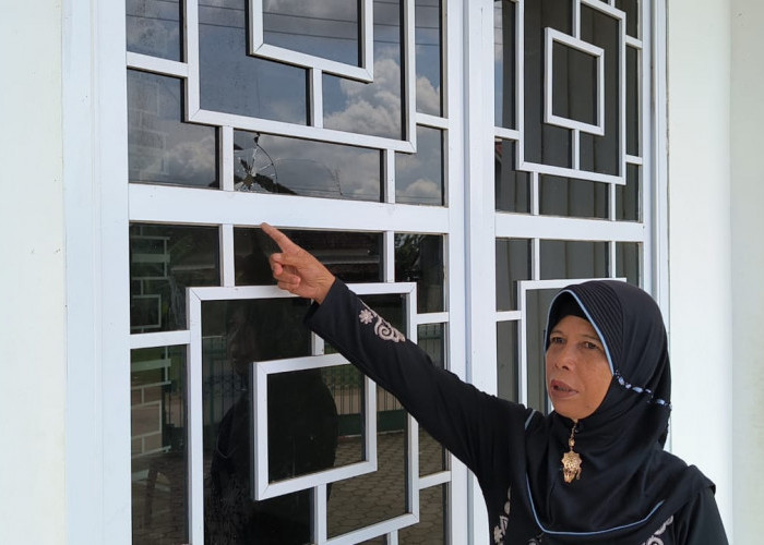 Heboh!! Kaca Masjid Ash Shomad Palembang Pecah Seperti Bekas Tembakan