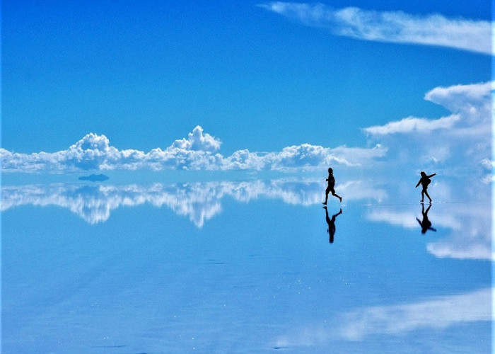 Yuk Jalan Jalan ke Negeri Cermin di Bolivia, Salar De Uyuni Wisata Cekukan Garam Terluas di Dunia