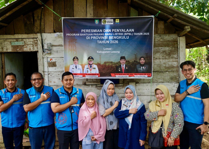 PLN Bengkulu Nyalakan Harapan 473 Warga Lebong, Rumah Kayu di Pelosok Kini Terang Benderang