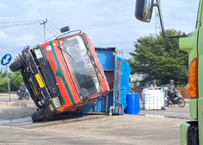 Kecelakaan Lalu Lintas Mobil Truk Bermuatan Bahan Kimia di Karya Jaya