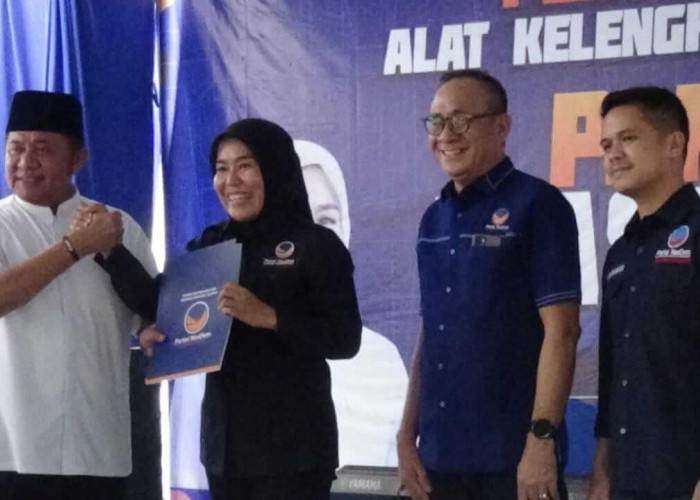 Fitrianti Agustinda Terima AKD dari Ketua DPW Partai Nasdem Sumatera Selatan Herman Deru