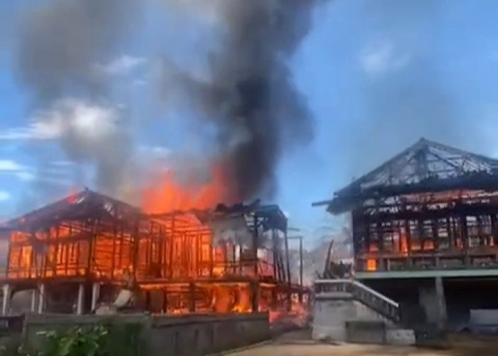 Kebakaran Hebat di OKU Selatan! Tiga Rumah Ludes dalam Hitungan Menit