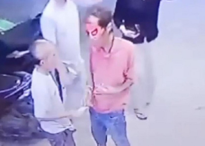 Heboh, Pria Bertopeng Terekam CCTV Melakukan Pemalakan di Depan Toko Es