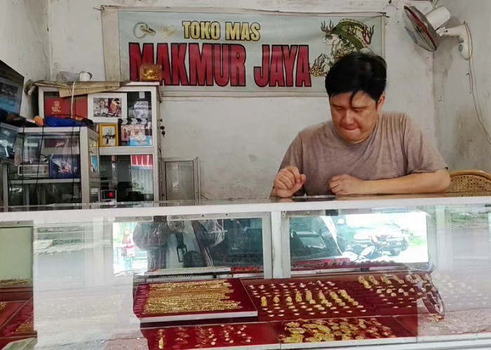 Harga Emas Turun, Pembeli di Palembang Cari Momen untuk Investasi