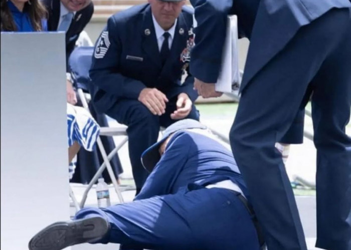 Hadiri Wisuda Akademi Angkatan Udara, Joe Biden Terjatuh di Atas Panggung, Warganet: Maklum Sudah Sepuh