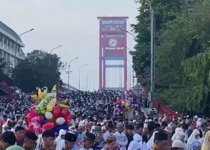 Jemaah Salat Iduladha Banjiri Masjid Agung SMB Jayo Wikramo Palembang hingga Jembatan Ampera