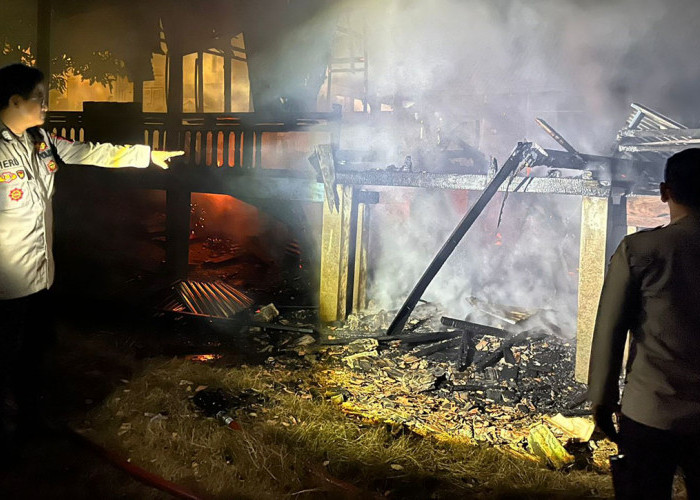 Rumah Panggung Kayu Milik Warga Tanjung Sejaro Hangus Terbakar