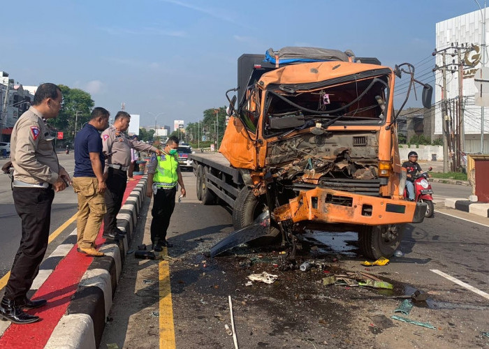 Kecelakaan Lalu Lintas Antara Mobil Truk Fuso Lostbak dengan Mobil Truk Tangki 