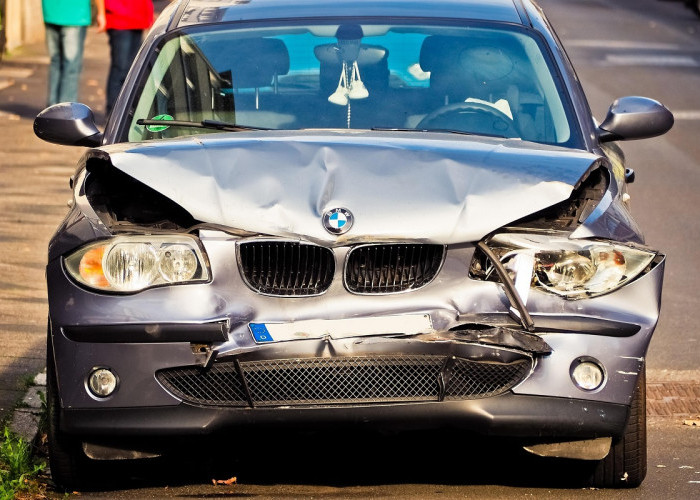 Mobil BMW Ringsek Usai Kecelakaan, Kerusakan Bodi dan Biaya Perbaikan Jadi Perhatian