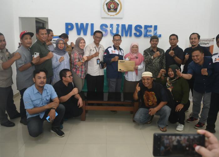 Bersama Rombongan Sumatera Ekspres Group, Dwitri Kartini Serahkan Berkas Pencalonan Ketua PWI Sumsel