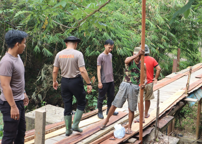 Polres Muara Enim Perbaiki Jembatan Penghubung Antar Kampung 