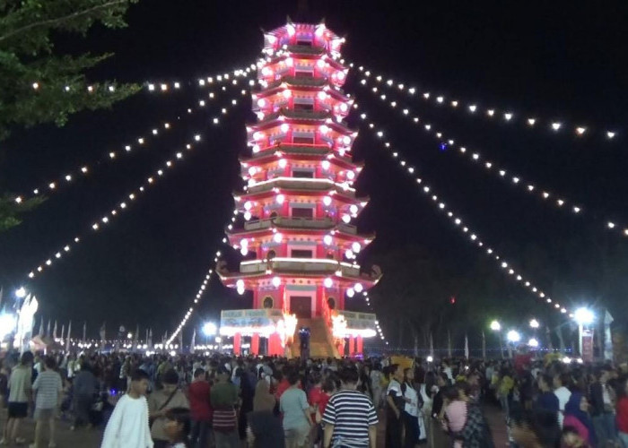 Lautan Manusia Padati Pulau Kemaro, Malam Puncak Cap Go Meh Berlangsung Meriah!
