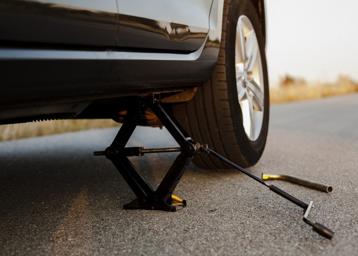 Cara Mendongkrak Mobil yang Benar, Kesalahan dalam Pemasangan Dapat Membuat Mobil Ambruk