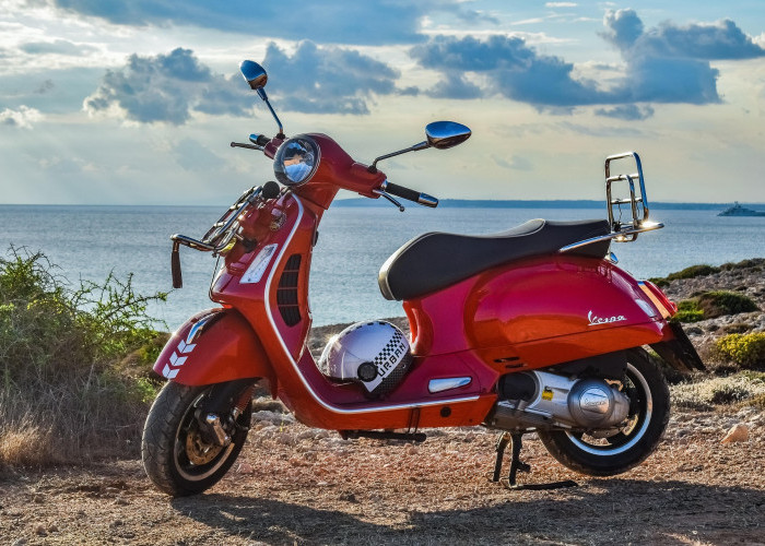 Vespa Warna Merah, Skuter Klasik dengan Tampilan Elegan dan Karakter yang Ikonik