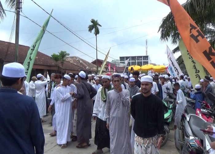 Ratusan jemaah Ziarah Kubro Palembang menggelar haul di makam Al Habib Abdurrahman Assegaf untuk mengenang jas