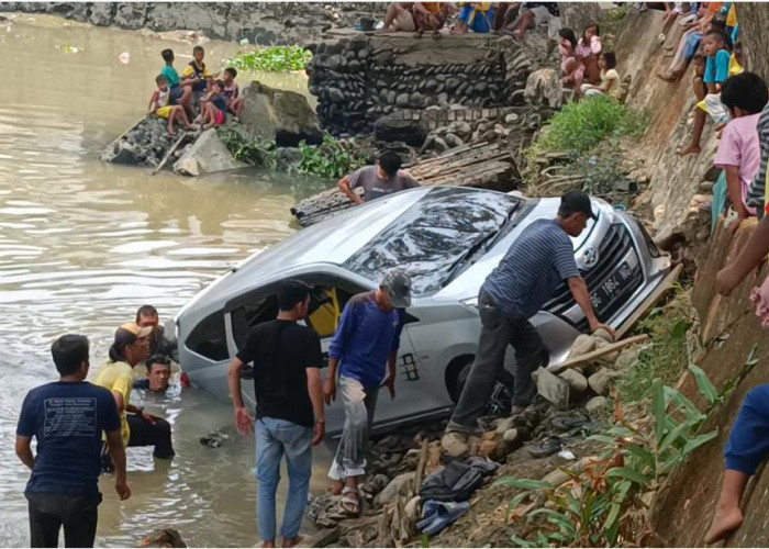 Hendak Pergi Kondangan, Mobil yang Dikendarai Satu Keluarga Masuk ke Sungai
