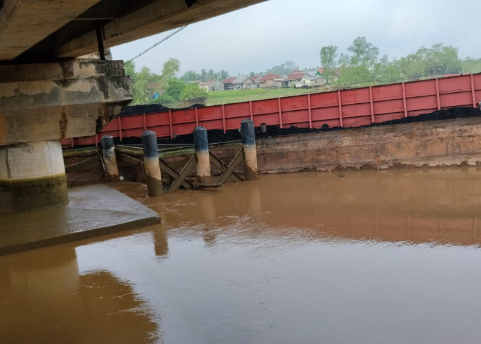Tongkang Batubara Tabrak Fender Jembatan Sungai Lilin, Aktivitas Lalu Lintas Tetap Normal