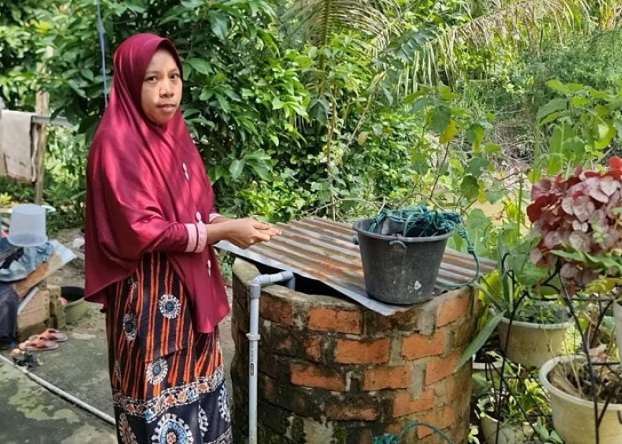 Air Sumur Tercemar Minyak Mentah dan Bau, Balita di Prabumulih Terpaksa Mandi Air Galon