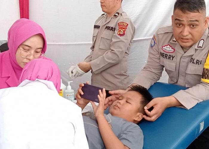 27 Anak Ikut Sunat Massal Hari Bhakti Kesehatan HUT Ke-78 Bhayangkara di Polres Muara Enim