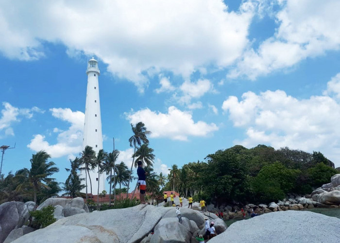 Island hopping kegiatan favorit wisatawan di Pulau Lengkuas