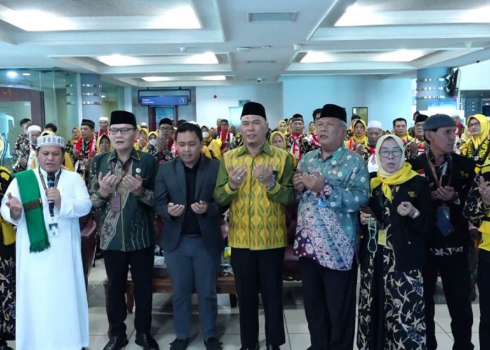 Holiday Angkasa Wisata Melepas 433 Jemaah Umrah dengan Penerbangan Langsung dari Palembang ke Madinah