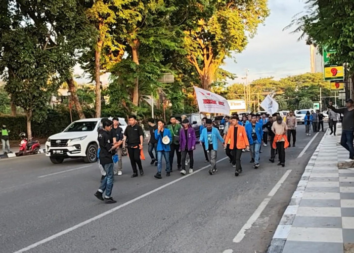 Aksi Diwarnai Bakar Ban, Enam Tuntutan Disuarakan di Kantor Gubernur dan DPRD Sumsel