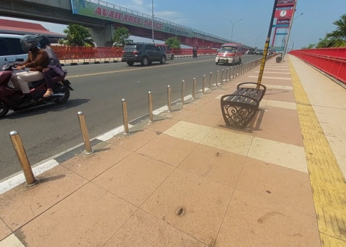 Besi Pembatas Jalan Ampera yang Hilang Kembali Terpasang