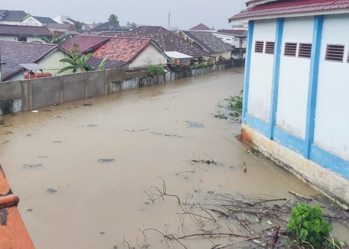 Tanggul Jebol, 5 Rumah Warga di Arodillah III Terendam Banjir