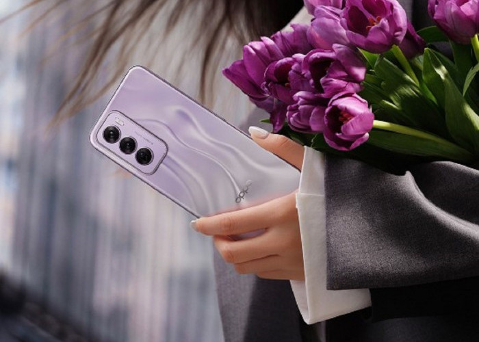 OPPO Reno12 5G: Memikat Perhatian dengan Kilau Astro Silver yang Menawan