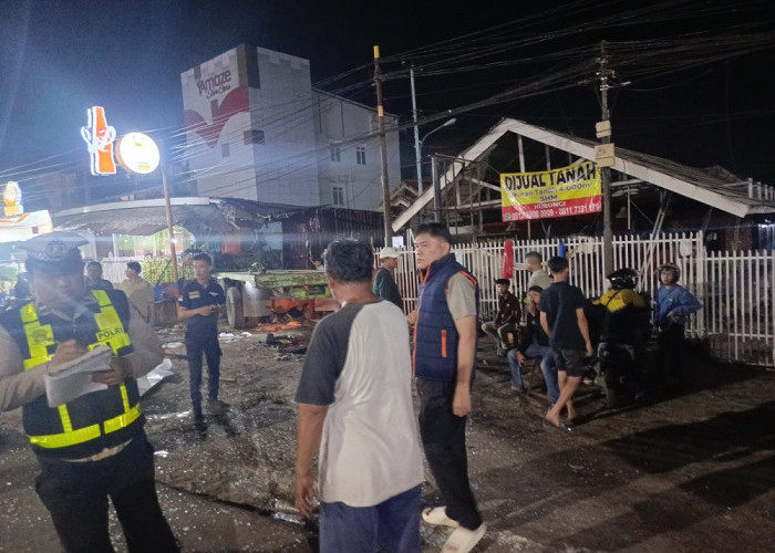 Truk Kontainer Rem Blong Tabrak Motor dan Warung di Demang Lebar Daun, Dua Orang Terluka