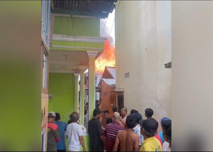 Diduga Korsleting Listrik, Sebuah Rumah Panggung Kayu Hangus Dilahap Jago Merah