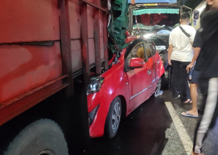 Gara-gara Truk Tronton Rem Blong dan Hilang Kendali, 5 Mobil Terlibat Tabrakan Beruntun di Demang Lebar Daun