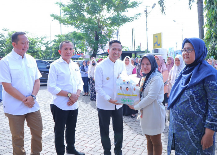 Pj Walikota Palembang Bagikan Ribuan Bingkisan Idul Fitri Bagi Tenaga PHL