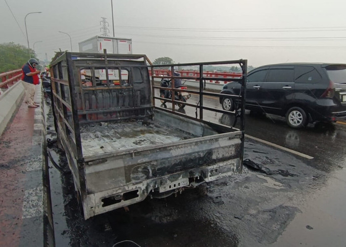 Sebuah Mobil Pikap Hitam Hangus Terbakar di Atas Jembatan Keramasan, Diduga Karena Ini
