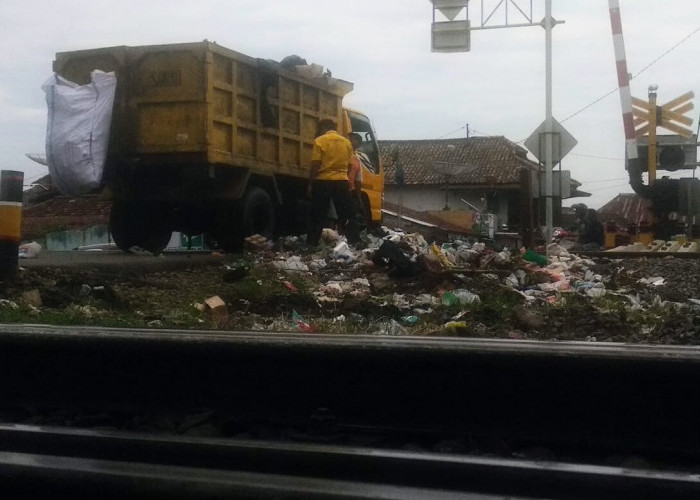Tempat Sampah Dibongkar, Warga Dusun Muara Enim Buang Sampah di Jalur Kereta
