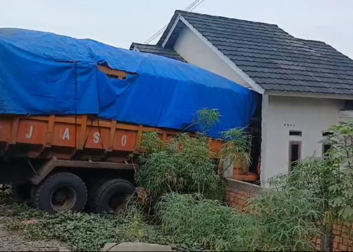 Truk Batu Bara Hantam Rumah Warga Muara Enim, Korban Luka Tertimpa Puing Bangunan