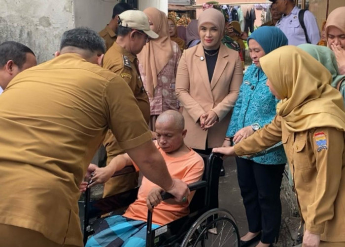 Raut Bahagia Terpancar Wajah Salim Penerima Bantuan Kursi Roda 