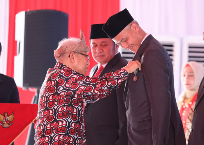 Gubernur Jawa Tengah Ganjar Pranowo Raih Tanda Kehormatan Tertinggi Satyalancana Wira Karya Tahun 2023
