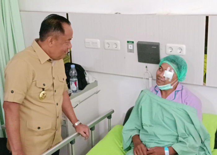 Wagub Sumsel Cik Ujang Salurkan Bantuan Operasi Mata Gratis 