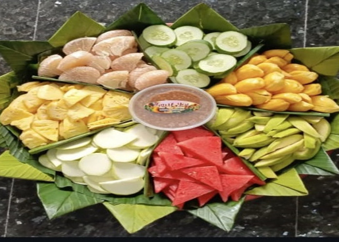 Rujak Buah Ala Palembang: Segar, Pedas, dan Gurih yang Bikin Nagih