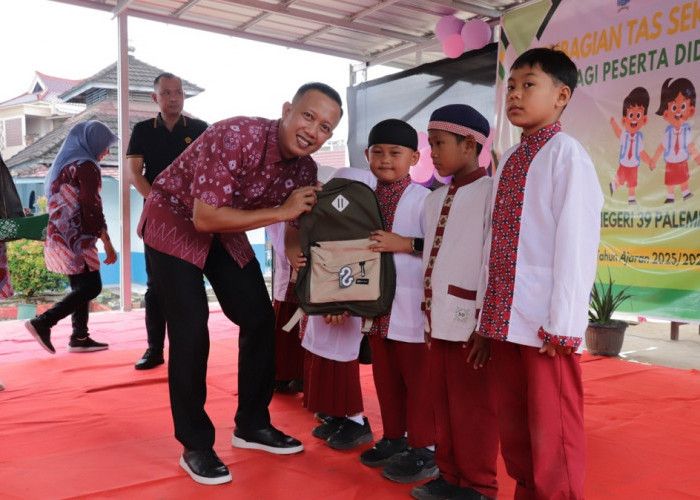 111 Siswa Baru di SD Negeri 39 Palembang Terima Tas dan Gratis dari Dinas Pendidikan Kota
