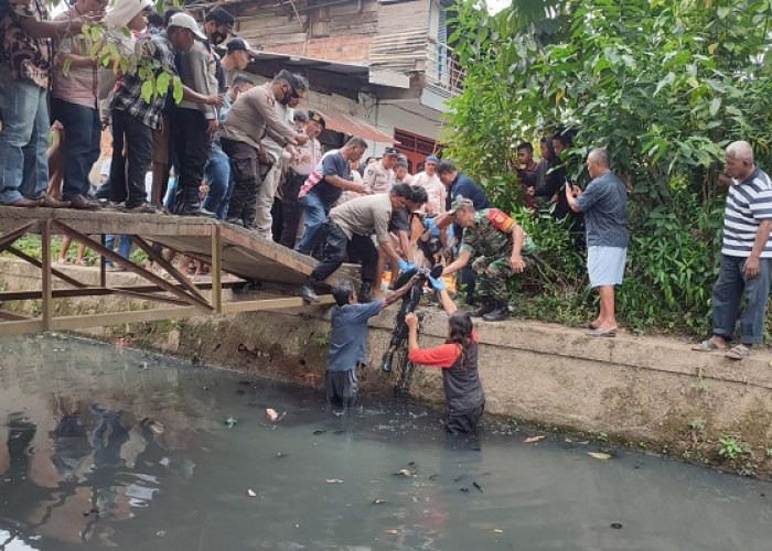 Mr X Ditemukan Mengapung di Aliran Dam Kolam Retensi Jalan Pipa Reja 8 Ilir Palembang