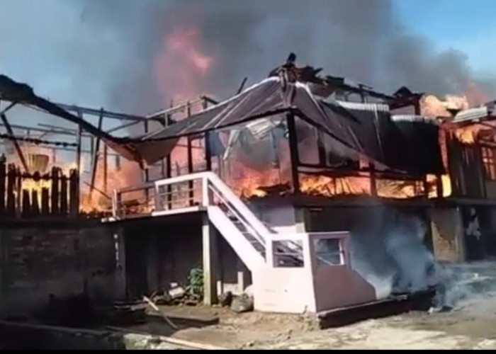 7 Rumah Panggung di Desa Tanjung Raya Kabupaten Muara Enim Ludes Terbakar