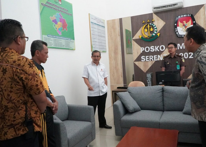 Kajati Sumsel Dr Yulianto Meninjau Kesiapan Posko Pemilu Serentak 2024 di Kejari Palembang dan Ogan Ilir