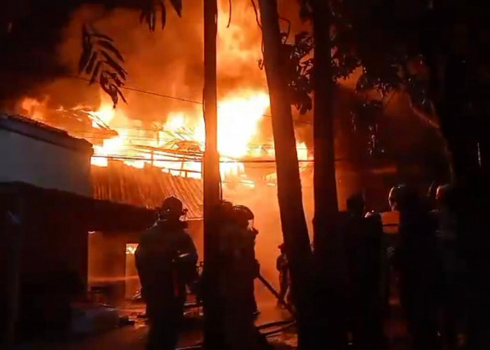 Rumah 2 Lantai Sekaligus Kontrakan 5 Pintu di Palembang Hangus Terbakar, 1 Orang Sesak Nafas