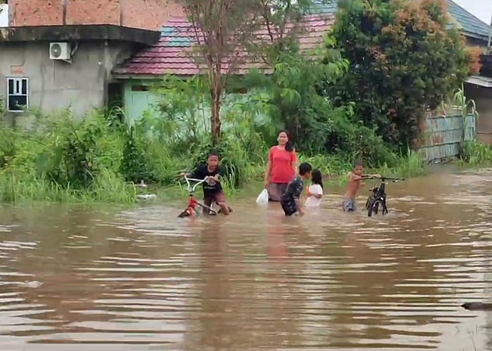 Banjir Palembang Akibat Drainase Tersumbat Sampah