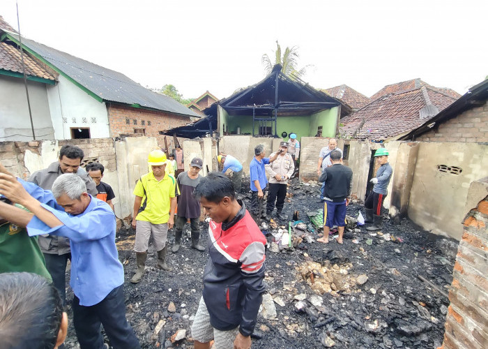 Korsleting Listrik, Rumah Semi Permanen Ludes Terbakar