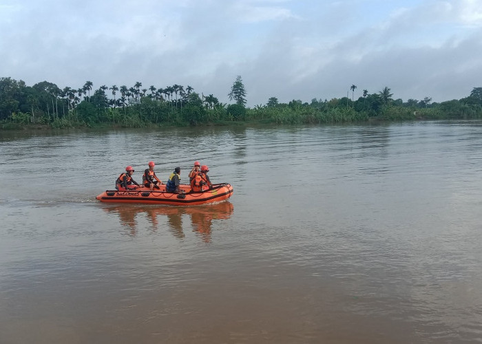 Proses Pencarian Warga yang Tenggelam di Sungai Komering, Korban Jatuh dan Tenggelam Saat Latihan Lomba Bidar
