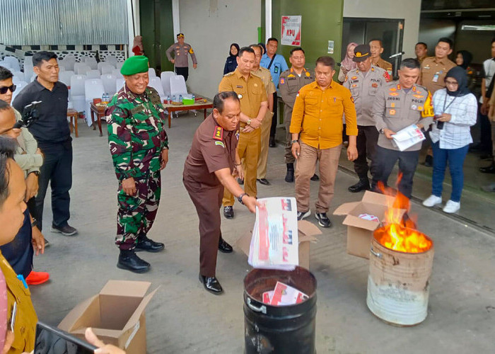 KPU Muara Enim Musnahkan 982 Surat Suara Lebih dan Rusak, Pastikan Logistik Pilkada Sudah Sampai