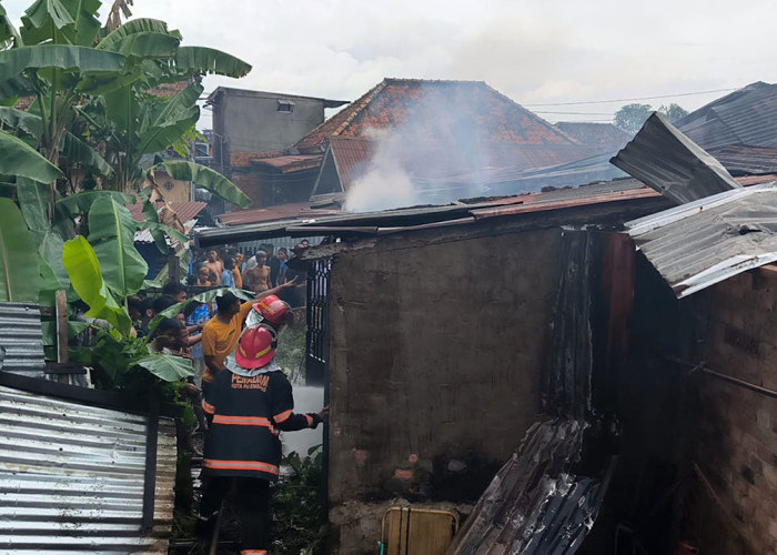 Rumah Warga di 30 Ilir Ludes Dilalap Api, Petugas Damkar Terhambat Akses Jalan Sempit